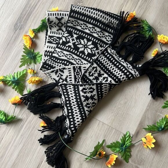 Old Navy Large Black & White Snowflake Knit Winter Scarf With Fringe - Picture 6 of 10